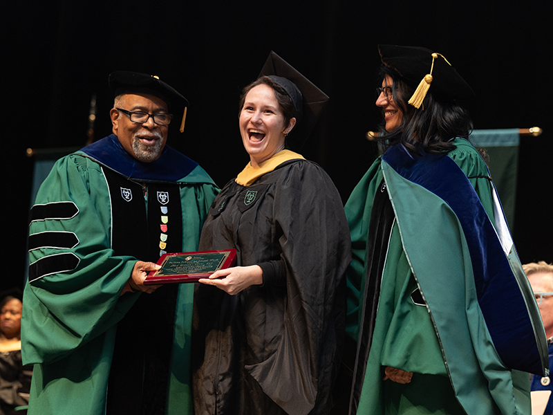 2023 TSSW graduate receives an award at commencement